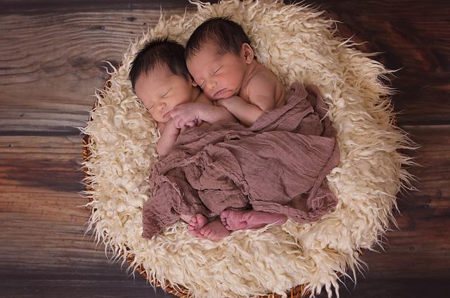 novorozenci dvojčata